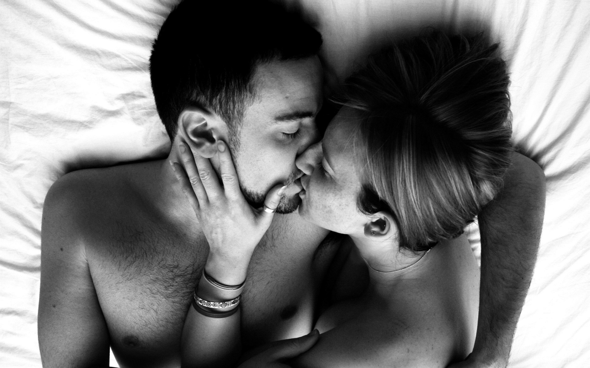любовь на кровати целоваться